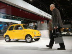 A Fiat mostra em seu estande no Salo de Detroit um modelo 1970 do Fiat 500, que ser relanado pela marca