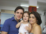 Jean Charles e Fabiana do Nascimento com a filhinha Maria Jlia.