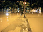 Chuva, da noite do dia 19, causa alagamentos em Joinville. Na foto, a avenida JK, s 03h27.