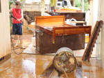 A chuva do fim de semana deixou 15.812 desalojados e cinco mortos no Estado. H 21 municpios em situao de emergncia e Mirim Doce decretou estado de calamidade pblica. Alm de Mirim Doce, no Alto Vale do Itaja, Lus Alves, Massaranduba e Ilhota esto entre as cidades mais afetadas da regio - Lus Alves