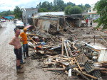 A chuva do fim de semana deixou 15.812 desalojados e cinco mortos no Estado. H 21 municpios em situao de emergncia e Mirim Doce decretou estado de calamidade pblica. Alm de Mirim Doce, no Alto Vale do Itaja, Lus Alves, Massaranduba e Ilhota esto entre as cidades mais afetadas da regio - Mirim Doce