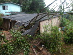 A chuva do fim de semana deixou 15.812 desalojados e cinco mortos no Estado. H 21 municpios em situao de emergncia e Mirim Doce decretou estado de calamidade pblica. Alm de Mirim Doce, no Alto Vale do Itaja, Lus Alves, Massaranduba e Ilhota esto entre as cidades mais afetadas da regio - Blumenau