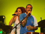 Vanessa da Mata e Ben Harper no palco que foi montado no Riozinho