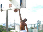 O fotgrafo Gilmar de Andrade, 32 anos, perdeu as contas de quantos amigos fez jogando basquete no Parque de Coqueiros. Tem gente de Biguau, So Jos, da Ilha, do Continente, de Palhoa. Todos se conheceram na quadra.