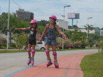 Jehnifer Palavacini, 9 anos, e a mana Dhemily, 13, deslizam at cansar sobre a pista do parque com os seus novos pares de rollers, trazidos pelo Papai Noel.