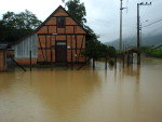 Rio do Testo transborda ao lado da Rua dos Atiradores em Pomerode.