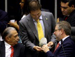 O deputado Paulo Pereira da Silva (PDT-SP) entrega um panfleto em forma de moeda de R$ 0,50 para o presidente da Cmara, Marco Maia (PT-RS)