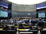 Mais de sete horas aps o incio da sesso extraordinria para apreciao do novo salrio mnimo os deputados comearam de fato a votar o projeto do Executivo para o novo minimo por volta das 21h20min