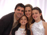 Rafaela Campos fez aniversrio dia 8/02, ela completou 11 anos. Na foto, Rafaela est com seus pais Jocelito e Deyse e tambm sua irm Maria Eduarda na sua 1 Eucaristia de Rafaela.