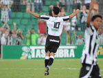 Fernandes vibra muito logo aps marcar o centsimo gol com a camisa alvinegra