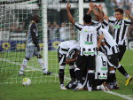 Jogadores cercam Fernandes e comemoram ao lado do dolo alvinegro a marcao do gol 100