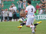 Jogador do Figueirense tenta a finalizao