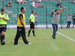 Giba, tcnico do Joinville, orienta o time. Mrcio Goiano, comandante alvinegro, atento ao jogo