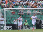 Ramon anotou o gol do JEC. Lima pega a bola e a traz at o meio-campo