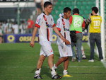 Jogadores do Joinville deixam o campo cabisbaixos