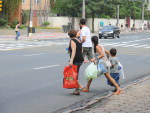 Blumenauenses se arriscam fora da faixa enquanto nibus respeitam velocidade  