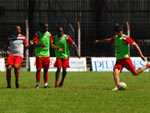 Jogadores treinaram chutes a gol