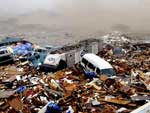 Carros e outros detritos arrastados pelas ondas do tsunami so vistos em Kesennuma, na provncia de Miyagi, no norte do Japo, depois de fortes terremotos atingiram a rea