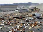 Tsunami arrastou casas e carros na provncia de Miyagi, no Japo