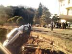 Veculos foram esmagados em uma estrada destruda em estacionamento de Yabuki, no sul da provncia de Fukushima