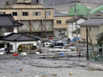 Tsunami arrastou veculos em Miyagi, no norte do Japo