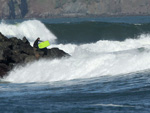 Um homem foi arrastado para o mar ao tentar tirar fotos do tsunami na costa californiana