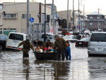 Soldados usam bote para resgatar vtimas do terremoto no Japo, em Tagajo