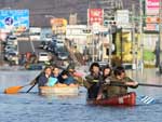 Moradores utilizam barcos para se locomover na cidade de Ishinomaki, provncia de Miyagi