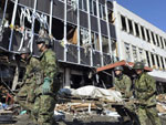 Soldados japoneses caminharam perto de construo destruda pelo terremoto em Rikuzentakada, no distrito de Iwate