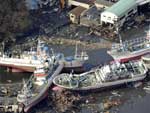 Barcos de pesca foram arrastados pela gua em Kesennuma, provncia de Miyagi