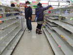 Em Fukushima, pessoas procuram comida nos supermercados usando mscaras por causa do risco de contaminao nuclear