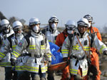 Equipe resgata corpo de vtima em Sendai, a cidade mais afetada pelo terremoto