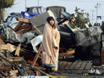 Enrolada em cobertor, menina japonesa observou a destruio deixada pelo tsunami em Ishinomaki, na provncia de Miyagi