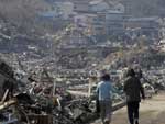 Casal observa a destruio em uma rea residencial de Onagawa, provncia de Miyagi