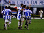 Marcinho Guerreiro festeja com companheiros o seu gol, que abriu o placar diante do Tigre
