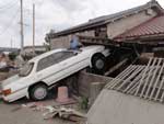 Carros arrastados pela gua aps tsunami que atingiu a costa do Japo