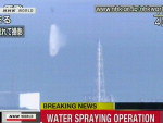 A rede de TV japonesa NHK mostra um helicptero militar jogando gua no reator 3 da central nuclear de Fukushima.