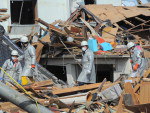 Socorristas procuram por vtimas entre os escombros do terremoto seguido de tsunami na cidade de Kesennuma, em Miyagi 