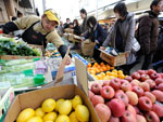 Populao de Sendai, na provncia de Miyagi, lota os mercados em busca da comida que comeou a chegar  cidade, 19 de maro