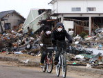 Moradores de Sendai na provncia de Miyagi circulam pela cidade com mscaras ainda temendo problemas com os riscos da radioatividade