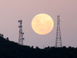 A foto da superlua entre as antenas do Morro da Cruz foi tirada do Estreito