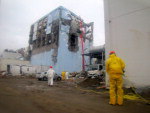 Trabalhadores jogam gua para resfriar o combustvel nuclear no reator 4 da central nuclear de Fukushima