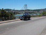 Jeep com a Ponte Herclio Luz ao fundo