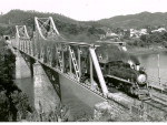 Trem cruzando a Ponte da Estrada de Ferro de Santa Catarina, que mais tarde, foi chamada de Ponte Aldo Pereira de Andrade