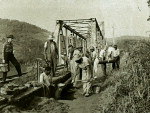 Construo da Ponte de Ferro na dcada de 1930, colocao de duto de gua