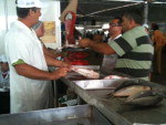 O dia comeou com movimento intenso na 231a edio da Feira do Peixe, no Largo Glnio Peres, com muitas promoes