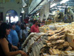 A procura por bacalhau tambm foi grande e at provocou filas em algumas bancas do mercado