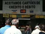 Na Feira do Peixe, no Mercado Pblico, banca que anuncia aceitar cartes tem fila