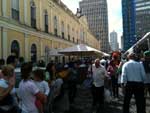 Movimento intenso nos arredores do Mercado Pblico para a Feira do Peixe, na manh de quinta-feira (21)