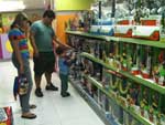 Loja de brinquedos aberta tambm teve movimento na quinta-feira, 21 de abril